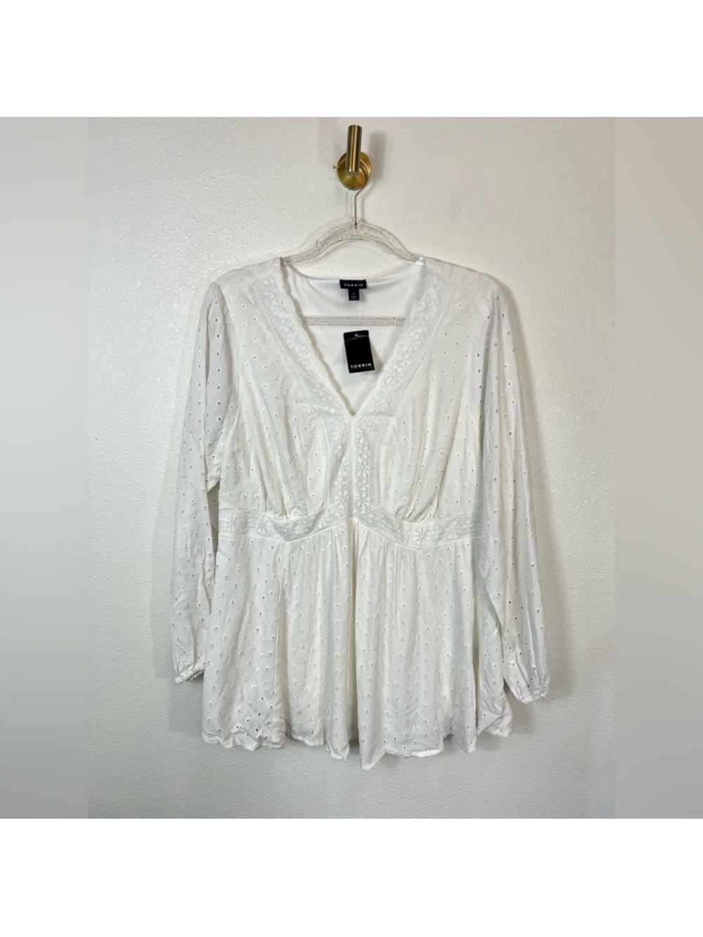 Torrid NWT Eyelet White Peplum Blouse with V-Neckline and Billowy Sleeves Sz 1X - Picture 2 of 12